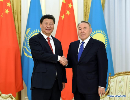 Chinese President Xi Jinping (L) holds talks with Kazakh President Nursultan Nazarbayev in Astana, Kazakhstan, May 7, 2015. (Xinhua/Rao Aimin)