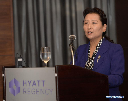 Cui Yuying, deputy director of the State Council Information Office (SCIO), speaks during China-U.S. media round-table talk at The Carter Center in Atlanta, Georgia, the United States, May 7, 2015. Delegates of major media outlets and research institutions in China and the United States gathered here on Thursday, seeking ways to promote mutual understanding and cooperation between the world's two great powers. (Xinhua/Bao Dandan)