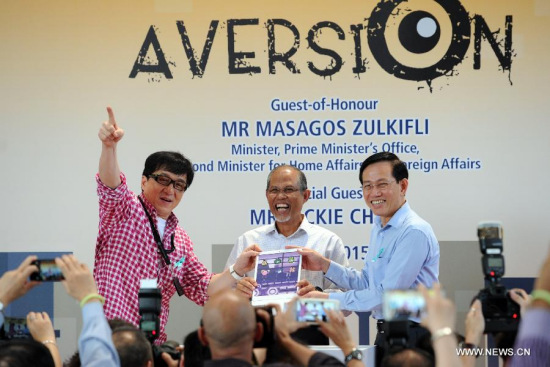 Actor Jackie Chan (L) and Singapore's Minister of Prime Minister's Office, Second Minister for Home Affairs and Foreign Affairs Masagos Zulkifli (C) attend the appointment ceremony in Singapore's Nanyang Polytechnic, on May 7, 2015.  (Xinhua/Then Chih Wey)