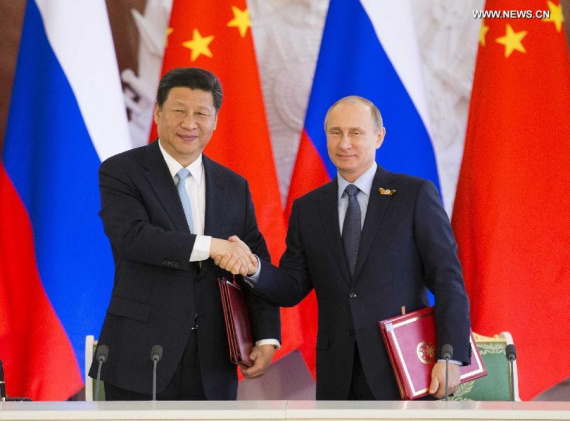 Chinese President Xi Jinping (L) shakes hands with his Russian counterpart Vladimir Putin during the signing of a joint statement after their talks in Moscow, capital of Russia, May 8, 2015. (Xinhua/Huang Jingwen)