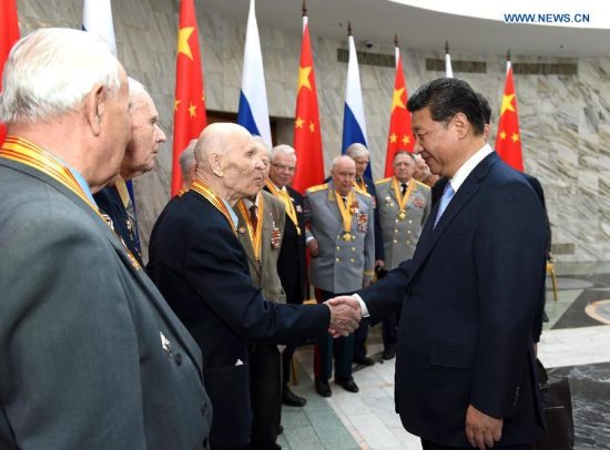 Chinese President Xi Jinping (R, front) shakes hands with a Russian veteran in Moscow, Russia, on May 8, 2015. Xi met with 18 representatives of Russian veterans who fought dauntlessly on the battlefield in northeast China during the anti-Japanese war and in Russia's Great Patriotic War in Moscow on Friday. (Xinhua/Rao Aimin)