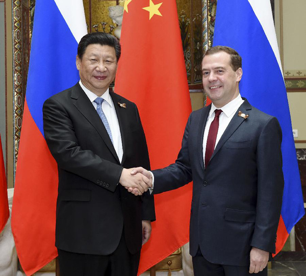 Chinese President Xi Jinping (L) meets with Russian Prime Minister Dmitry Medvedev in Moscow, Russia, May 9, 2015. (Xinhua/Rao Aimin)
