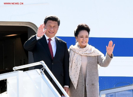 Chinese President Xi Jinping (L) and his wife Peng Liyuan wave to people as they arrive in Minsk, capital of Belarus, May 10, 2015. Xi arrived here Sunday for a three-day state visit to Belarus, the first by a Chinese head of state in 14 years. (Xinhua/Xie Huanchi)
