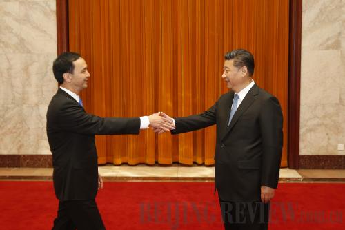 General Secretary of the CPC Central Committee Xi Jinping (right) meets with KMT Chairman Eric Chu in Beijing on May 4 (CNS Photo)
