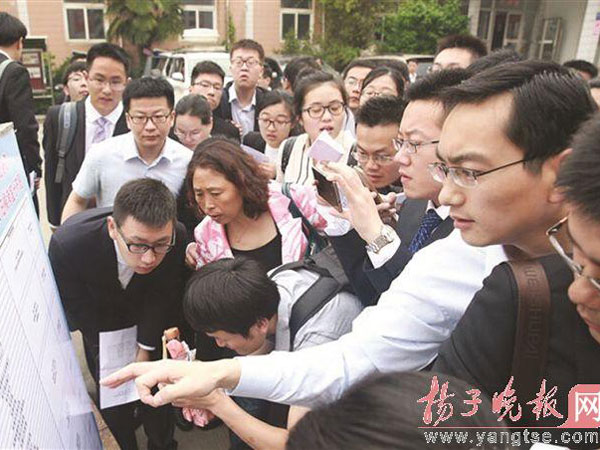 Candidates participating in the interviews of recruiting civil servants in Jiangsu Province are searching for relevant information on May 10, 2015. (Photo/yangtse.com)