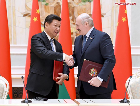 Chinese President Xi Jinping (L) shakes hands with Belarusian President Alexander Lukashenko during the signing of a treaty of friendship and cooperation and a joint statement on deepening cooperation after their talks in Minsk, capital of Belarus, May 10, 2015. Xi arrived here Sunday for a three-day state visit to Belarus, the first by a Chinese head of state in 14 years. (Xinhua/Xie Huanchi)