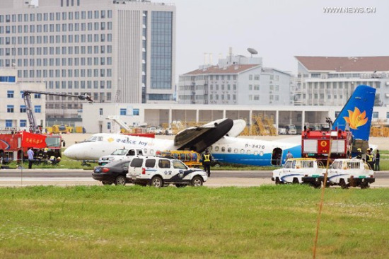 Photo taken on May 10, 2015 shows the accident scene where a plane skidded off the runway at Changle International Airport in Fuzhou, capital of southeast China's Fujian Province. A Joyair plane skidded off the runway while taxiing at Changle International Airport on Sunday, leaving five passengers slightly injured. (Xinhua/Jiang Kehong)