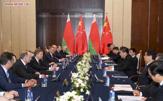 Chinese President Xi Jinping (4th R) meets with Belarusian Prime Minister Andrei Kobyakov (3rd L) in Minsk, capital of Belarus, May 11, 2015. Xi arrived here Sunday for a three-day state visit to Belarus, the first by a Chinese head of state in 14 years.(Xinhua/Xie Huanchi)