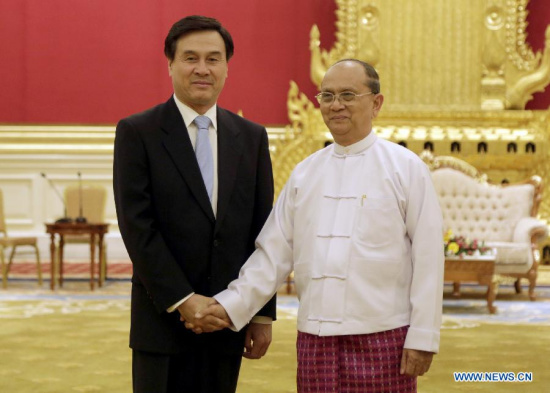 Myanmar President U Thein Sein (R) shakes hands with visiting Chinese State Councilor Yang Jing during their meeting in Nay Pyi Taw, capital of Myanmar, May 11, 2015. (Xinhua/U Aung)  
