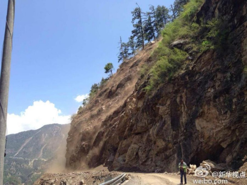 Landslides appear on mountains near the China-Nepal border port at Jilung county, Southwest China's Tibet autonomous region, after a 7.5-magnitude earthquake hit Nepal, May 12, 2015. (Photo: Weibo of Xinhua News Agency)