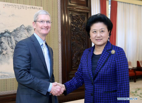 Chinese Vice Premier Liu Yandong (R) meets with visiting Apple CEO Tim Cook in Beijing, capital of China, May 12, 2015. (Xinhua/Yao Dawei)