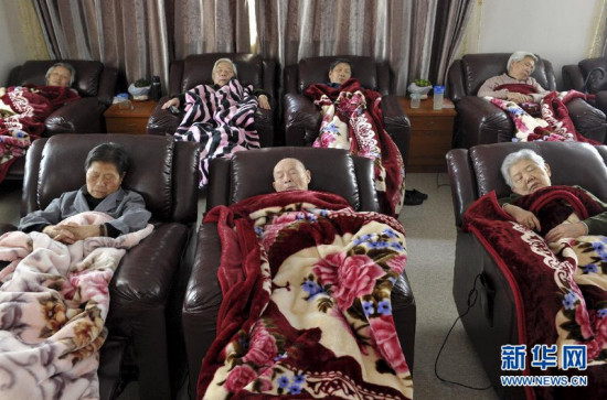 Senior citizens sleep at a daytime service center in Shanghai in April, 2012. (Photo: Xinhua/Niu Yixin)