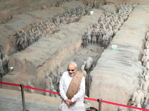 Indian Prime Minister Narendra Modi visits the Terracotta Warriors at Emperor Qinshihuang's Mausoleum Site Museum in Xi'an, capital of Shaanxi province, May 14, 2015. (Photo/Weibo of Xinhua News Agency)