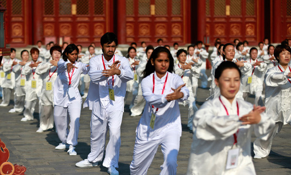 A yoga and tai chi exercise event is held at Temple of Heaven Park in Beijing on Friday.[Photo by FENG YONGBIN / CHINA DAILY]