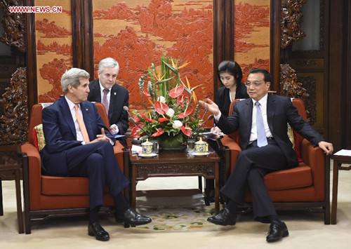 Chinese PremierLi Keqiang(R) meets with U.S. Secretary of State John Kerry in Beijing, capital of China, May 16, 2015. (Photo: Xinhua/Xie Huanchi) 