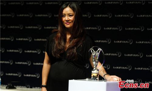 Chinese retired tennis star Li Na wins the Exceptional Achievement Award at the 16th Laureus World Sports Awards, on April 15, 2015 in Shanghai, China. (Photo: China News Service/Tang Yanjun)