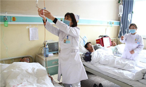 Medical workers treat the injured at a hospital in Yangcheng County, north China's Shanxi Province, May 16, 2015. According to the government of Yangcheng County, carbon disulfide was leaked in the plant of Ruixing chemical company at around 7 a.m., eight people were killed and two workers injured. (Photo: Xinhua/Chen Yuanzi)