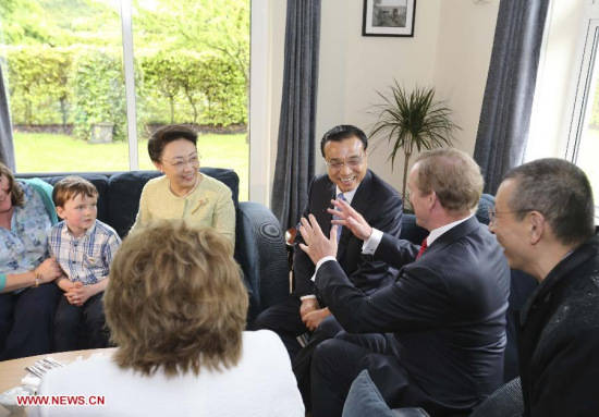 Chinese Premier Li Keqiang (1st R back) and his wife, Prof. Cheng Hong (2nd R back), in the company of Irish Prime Minister Enda Kenny and his wife Fionnuala O'Kelly, visit the owner family of Garvey's Farmhouse, a typical Irish family-run cow farm in Shannon, Ireland, May 17, 2015.(Xinhua/Ding Lin)