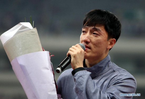 Former Chinese hurdler Liu Xiang, who retired last month, makes an emotional speech with tears in his eyes during his farewell ceremony after the Diamond League meeting in Shanghai, east China, on May 17, 2015. (Photo: Xinhua/Fan Jun)