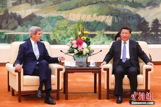 President Xi Jinping talks with US Secretary of State John Kerry in Beijng, May 17, 2015. (Photo/Chinanews.com)