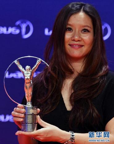 Chinese retired tennis star Li Na wins the Exceptional Achievement Award at the 16th Laureus World Sports Awards, on April 15, 2015 in Shanghai, China. (Photo/Xinhua)