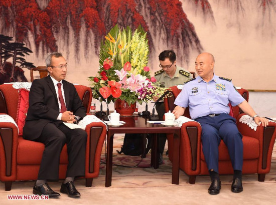 Xu Qiliang (R), vice chairman of China's Central Military Commission, meets with visiting Malaysian defense ministry secretary general Abdul Rahim in Beijing, capital of China, May 18, 2015. (Xinhua/Gao Jie)