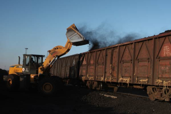 Coal is loaded for railway transportation in Tongliao, Inner Mongolia autonomous region. (Photo/Xinhua)