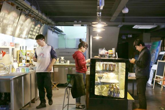 Students and teachers from Beijing University of Posts and Telecommunications have set up a cafe near the campus that has attracted crowds of young entrepreneurs. Wang Jing/China Daily