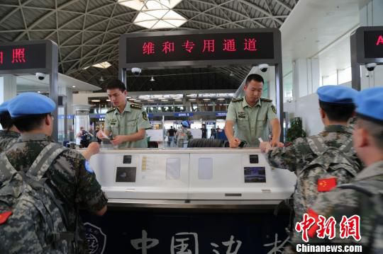 Chinese soldiers go through the inspection channel at an airport in Yunnan province on May 19, 2015. They head for Lebanon for a peacekeeping mission. (Photo/Chinanews.com)
