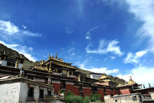 The file photo shows the Tashilhunpo Monastery, one of the famous tourist attractions in Xigaze, southwest China's Tibet Autonomous Region. (Photo/tibetcn.com)