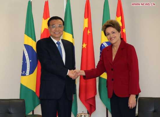 Chinese Premier Li Keqiang (L) shakes hands with Brazilian President Dilma Rousseff during their talks in Brasilia, capital of Brazil, May 19, 2015. (Xinhua/Liu Weibing)