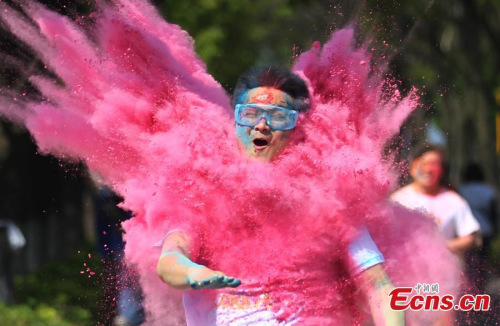 A participant competes in the Color Run in Nanjing, capital of East Chinas Jiangsu province, April 22, 2015. More than 1000 runners participated in the 5km race. The Color Run is a unique paint race that celebrates healthiness, happiness and individuality, its website says. (Photo: China News Service/Yang Bo)