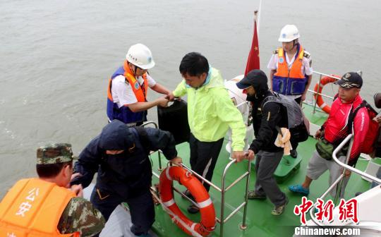Eighteen people were rescued 30 hours after their fishing boat was stranded off the coast of Guangdong. (Photo/Li Tao)