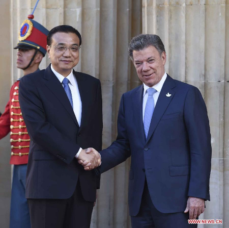 Chinese Premier Li Keqiang (L) holds talks with Colombian President Juan Manuel Santos in Bogota, capital of Colombia, May 21, 2015. (Xinhua/Zhang Duo)