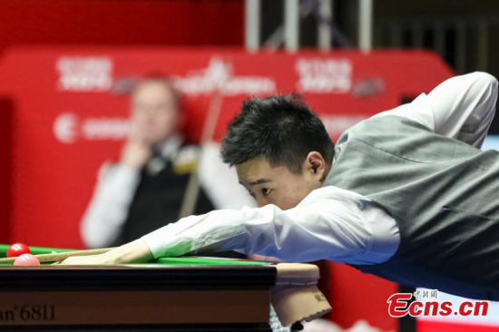 Ding Junhui plays against John Higgins in the quarterfinal of the 2015 World Snooker China Open in Beijing, April 3, 2015. (Photo: China News Service/Xiong Ran)