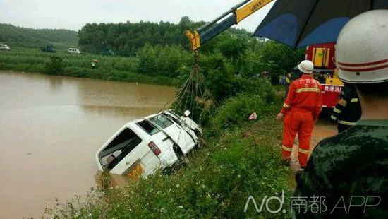 A kindergarten bus fell into a pond on May 22 in south China's Guangxi Zhuang Autonomous Region.(Photo/www.oeeee.com)