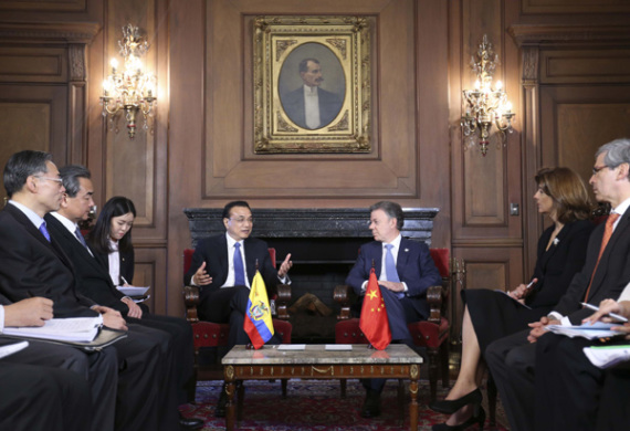Premier Li Keqiang talks with Colombian President Juan Manuel Santos in Bogota, Colombia on May 21, 2015. (Photo/Xinhua)