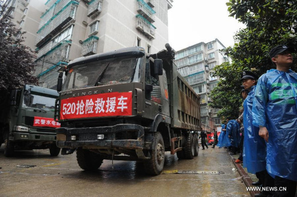 Rescue vehicles work at a building collapse site in Guiyang, capital of southwest China's Guizhou Province, May 22, 2015. The death toll from the collapsed apartment building has risen to 10, with another 6 still missing. A nine-storey building collapsed in Guiyang on Wednesday, with 114 residents living in it. (Xinhua/Ou Dongqu)