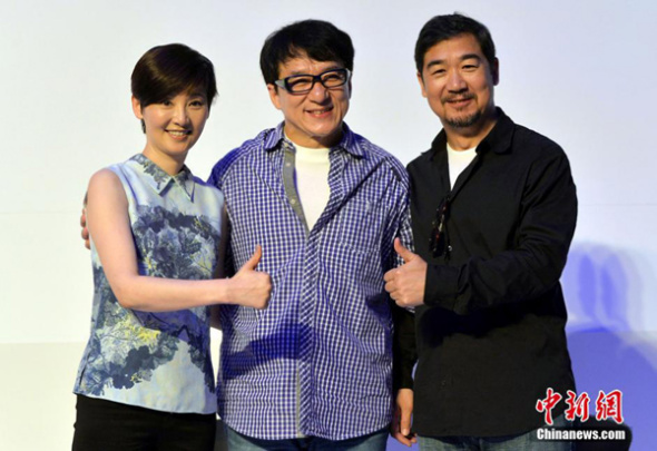 Action star Jackie Chan (center), actress Xu Fan (left) and actor Zhang Guoli attend the launch of the Jackie Chan Film and Television Academy in Wuhan, Hubei province on May 20. (Photo/Chinanews.com)