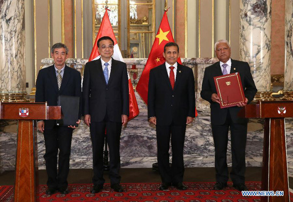 Chinese Premier Li Keqiang (2nd L) and Peruvian President Ollanta Humala (2nd R) attend the signing of cooperation agreements between China and Peru after their talks in Lima, capital of Peru, May 22, 2015. (Photo/Xinhua)