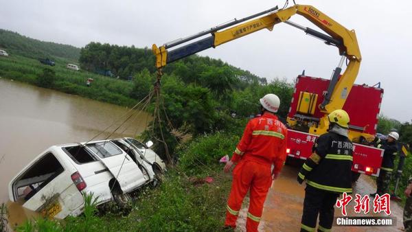 Firefighters in the city of Guiping, south China's Guangxi Zhuang Autonomous Region, salvage a passenger van that has lost control when overloaded with school children and plunged into a roadside lake on May 22, 2015. The accident has left two chidlren dead and 21 others injured--four of whom are in critical condition. (Photo/Chinanews.com)