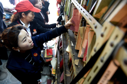 Readers browse through books in Zengzhi Bookstore in Hefei, Anhui Province, on April 13 (XINHUA) 