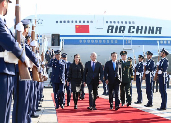 Premier Li Keqiang arrives at Santiago on May 24 to kick off his official visit to Chile.[Photo/Xinhua]