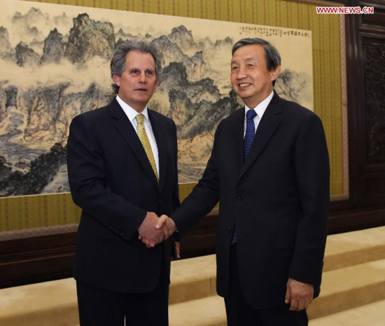 Chinese Vice Premier Ma Kai (R) meets with David Lipton, the first deputy managing director of the International Monetary Fund (IMF), at the Zhongnanhai leadership compound in Beijing, China, May 24, 2015. (Xinhua/Rao Aimin)