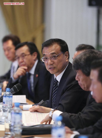 Chinese Premier Li Keqiang (C) speaks during a symposium on Chinese companies in Peru in Lima, capital of Peru, May 23, 2015. (Xinhua/Ding Lin)  