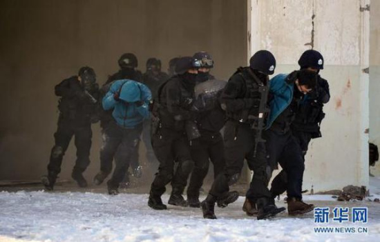 SWAT team members subdue suspected hijackers during a drill in Urumqi, Xinjiang Uygur autonomous region, on Monday, Dec 29, 2014. [Photo by Fang Tao / Xinhua]