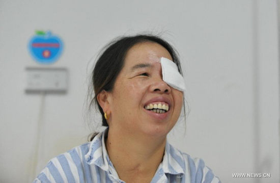 Patient Qiu Baozhu is about to discharge from hospital after receiving the cornea transplant operation at the Xiamen Eye Center of Xiamen University in Xiamen, Southeast China's Fujian province, Nov 27, 2014. (Photo/Xinhua)