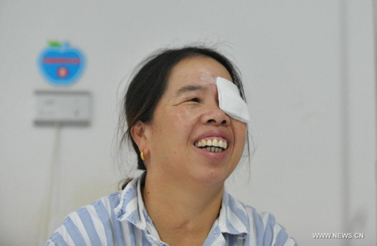 Patient Qiu Baozhu is about to discharge from hospital after receiving the cornea transplant operation at the Xiamen Eye Center of Xiamen University in Xiamen, Southeast China's Fujian province, Nov 27, 2014. (Photo/Xinhua) Patient Qiu Baozhu is about to discharge from hospital after receiving the cornea transplant operation at the Xiamen Eye Center of Xiamen University in Xiamen, Southeast China's Fujian province, Nov 27, 2014. (Photo/Xinhua)