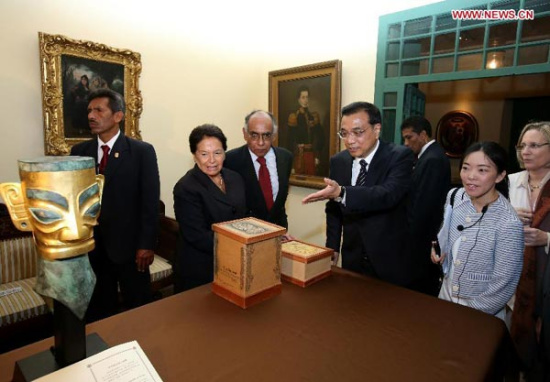 Premier Li Keqiang presents a gold mask replica from the Sanxingdui Ruins to Peru to encourage closer cultural exchange, May 23, 2015. Photo/Xinhua