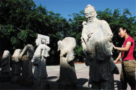 Archaeologists excavate stone statues in Xisha underwater survey